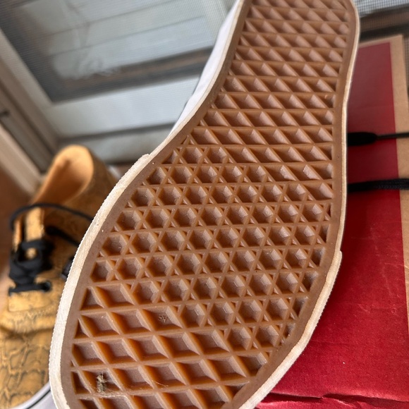 Van’s sneakers Women’s snake print honey gold 8.5 wide, like new - Picture 9 of 10